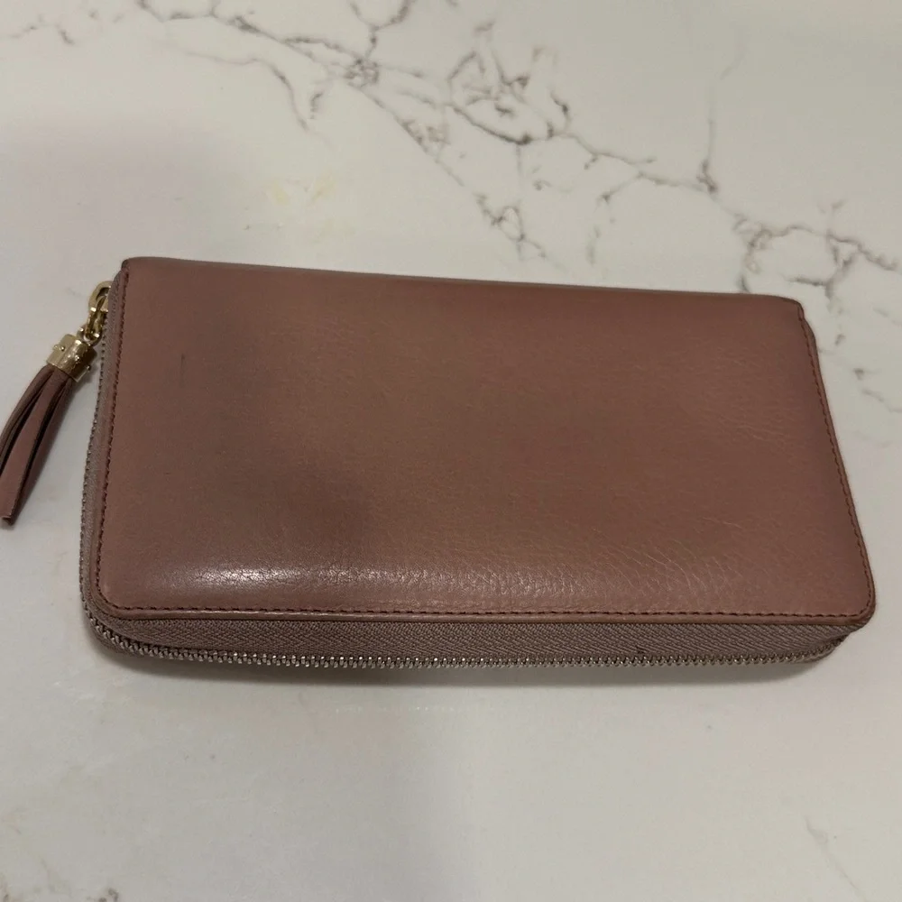Gucci Mauve Leather Zip-Around Wallet with Embossed GG